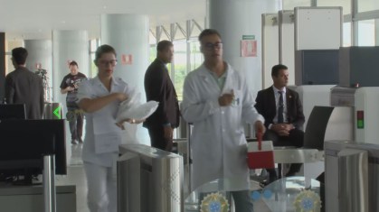 Enfermeiros chegam ao Palácio do Planalto para testes do novo coronavírus