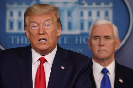 Trump fala sobre a situação do novo coronavírus nos EUA durante coletiva de impr