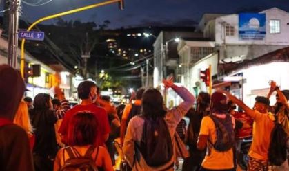 Morte de homem após ação policial desencadeia protestos na Colômbia