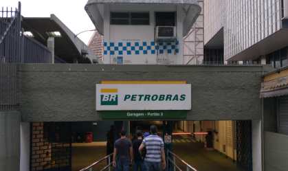 Agentes da PF cumprem mandados de busca e apreensão na sede da Petrobras