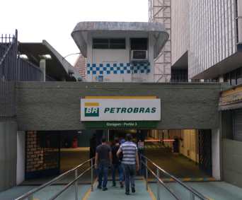 Agentes da PF cumprem mandados de busca e apreensão na sede da Petrobras