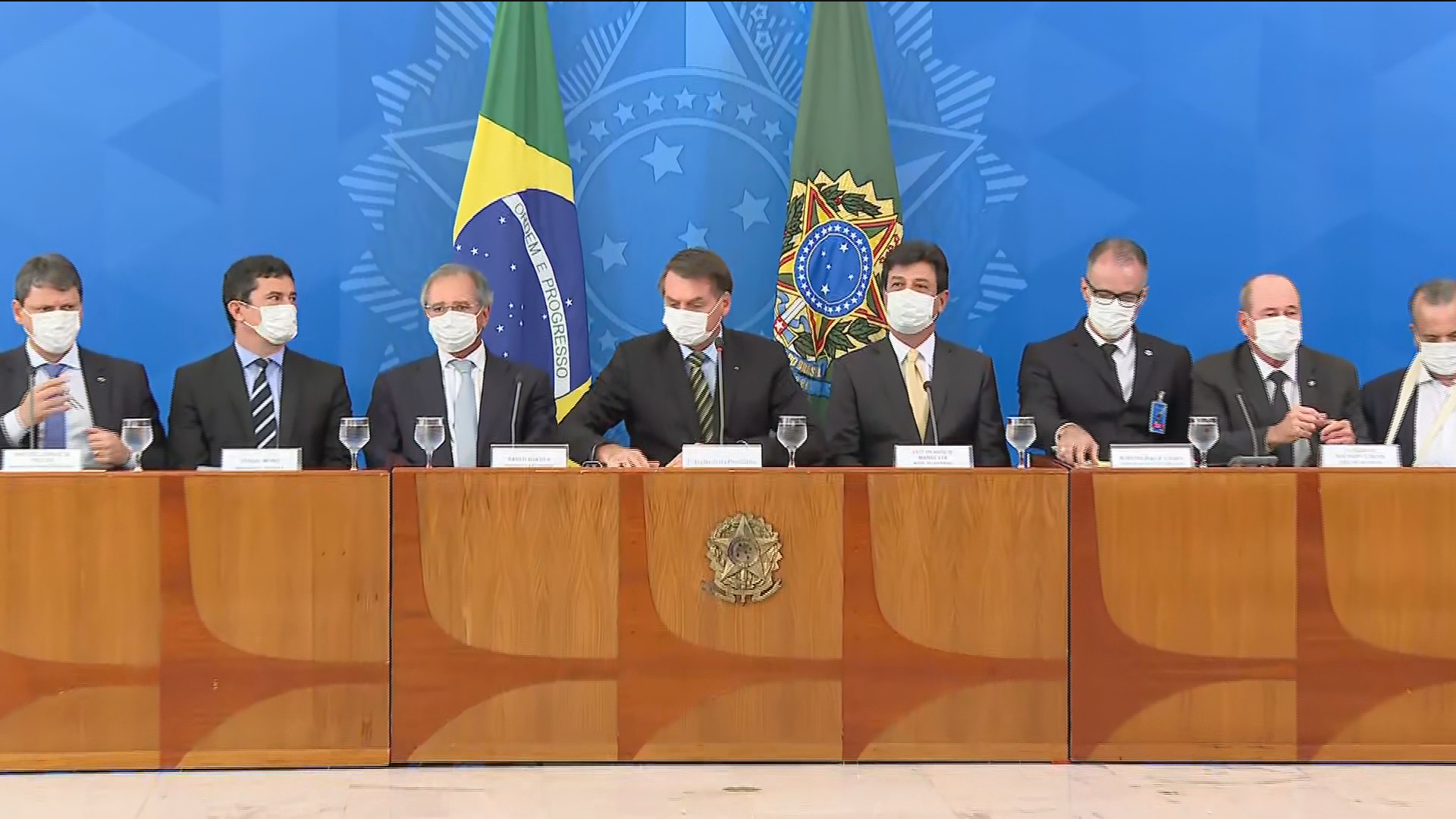 Bolsonaro e ministros com máscara de proteção