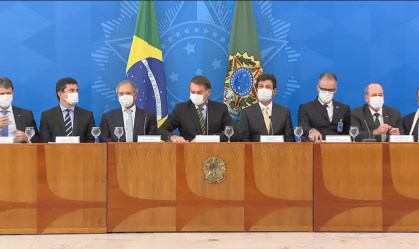 Bolsonaro pode passar por 3º teste para Covid-19 após 4 novos casos no Planalto
