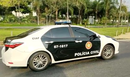 Policiais cumprem mandados de busca e apreensão no RJ