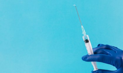 Após retomada de estudos, AstraZeneca pede a ampliação de voluntários no Brasil