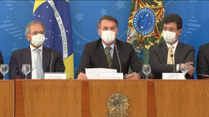 Bolsonaro (C) informou que o ministro de Minas e Energia está com coronavírus