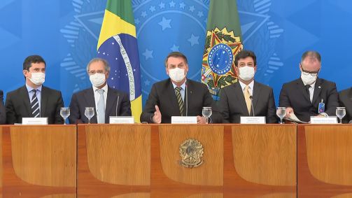 O presidente Jair Bolsonaro com os ministros Luiz Henrique Mandetta (Saúde), Pau