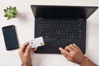 Juros do rotativo do cartão sobe a 439,9% em maio