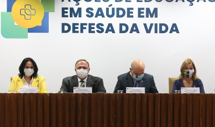 Com ajuda em campanha, Damares chama Pazuello de 'meu general predileto'