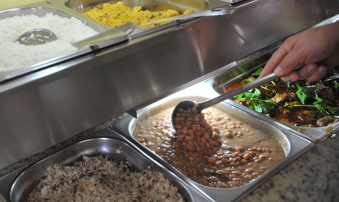 Arroz e feijão em bufê tipo self-service