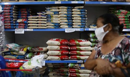 Sacos de arroz em supermercado no Rio de Janeiro