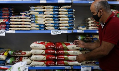 Consumidor analisa opções de arroz em supermercado no Rio de Janeiro