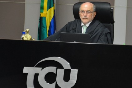 Ministro em reunião