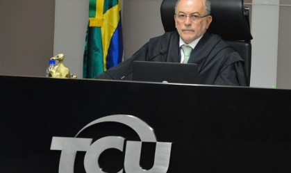 Ministro em reunião