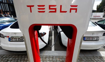 Tesla lança estação para carregar carros elétricos em apenas 5 minutos