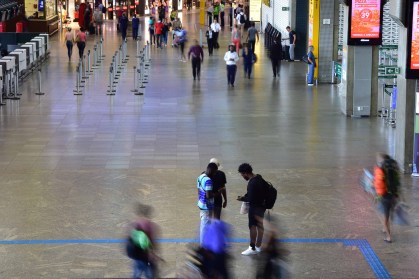 Poucos passageiros na área de embarque e desembarque de Cumbica