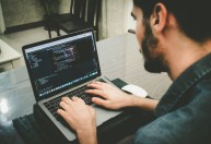 Magalu lança curso gratuito de programação para pessoas com 40 anos ou mais