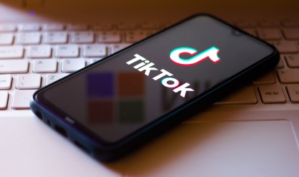 Celular com logo do TikTok
