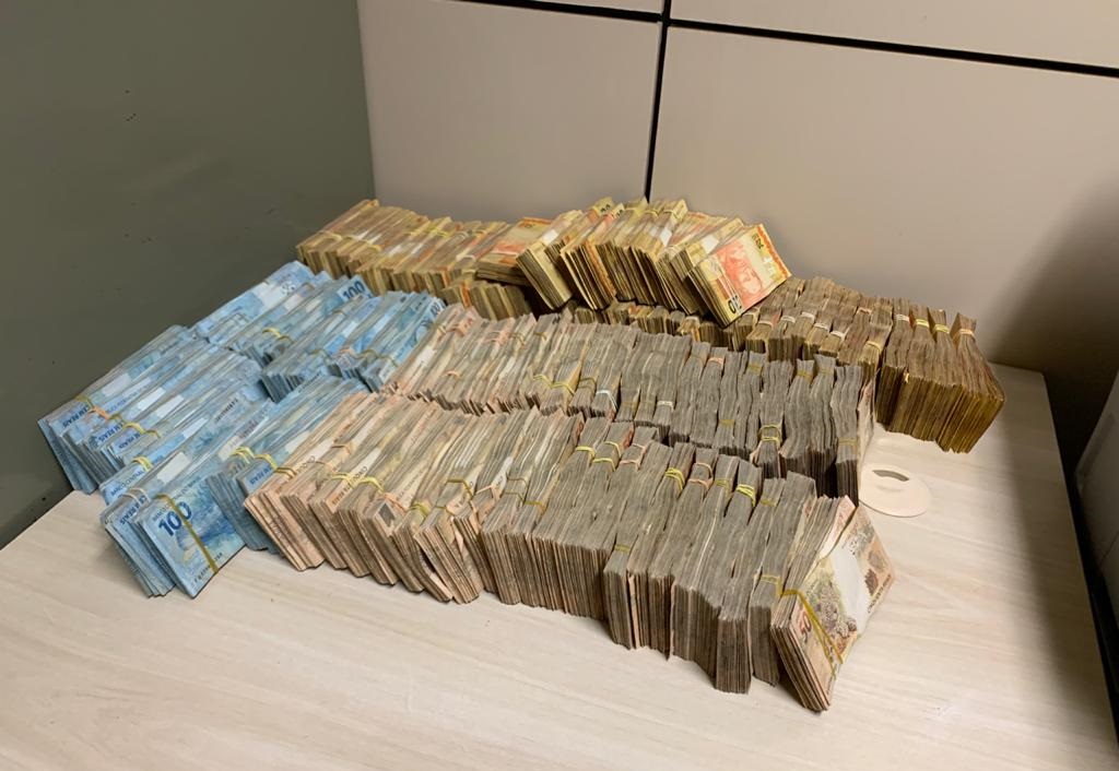 Dinheiro encontrado pela polícia na Operação Status, realizada entre Brasil e Pa