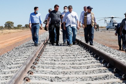 Jair Bolsonaro e autoridades caminham sobre a Ferrovia de Integração Oeste-Leste