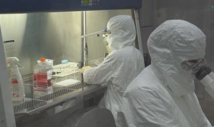 Pesquisadores da Coronavac, a vacina chinesa, fazem procedimentos em laboratório