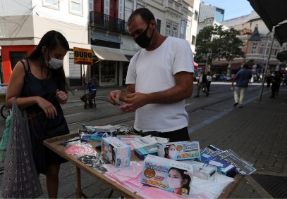 Ambulante vende máscaras no Rio em meio à pandemia do novo coronavírus