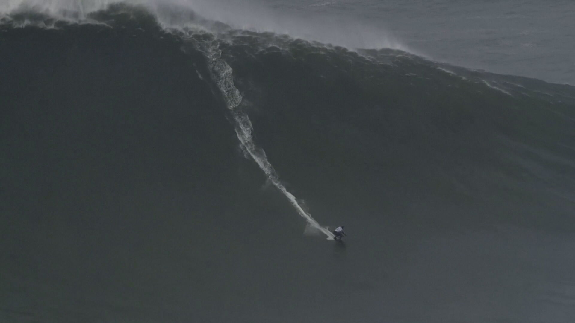 Maya Gabeira pega onda de 22,4 metros durante competição em Nazaré, em Portugal