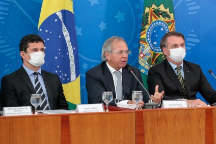 Sérgio Moro, Paulo Guedes e Jair Bolsonaro usam máscaras em coletiva