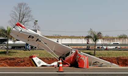 Avião monomotor cai em Bauru, no interior de São Paulo