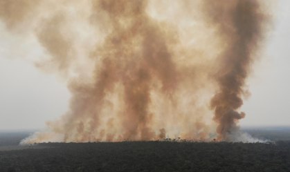 Fumaça de incêndio na floresta amazônica perto de Humaitá, no Amazonas