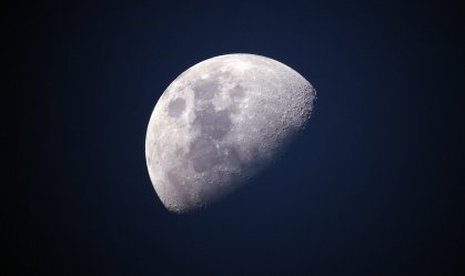 Nasa encontra água na superfície da Lua na parte iluminada pelo Sol