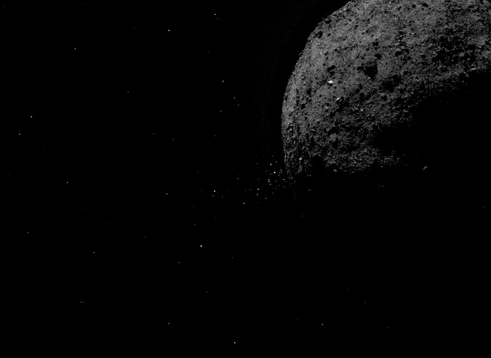 Imagem mostra asteroide Bennu ejetando partículas rochosas de sua superfície