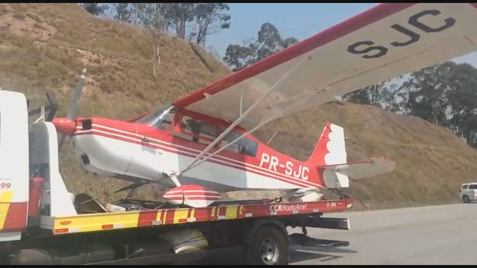 Avião de pequeno porte faz pouso forçado em rodovia da Grande SP (12.set.2020)