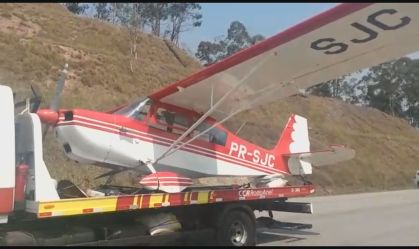 Avião de pequeno porte faz pouso forçado em rodovia da Grande SP (12.set.2020)