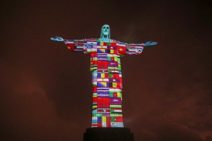 Cristo Redentor projetou as bandeiras dos países com coronavírus