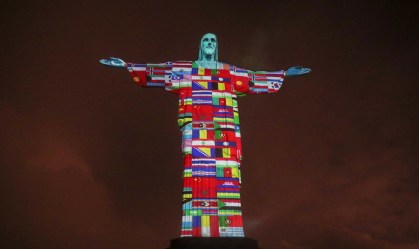 Cristo Redentor é iluminado com bandeiras de países afetados pelo coronavírus