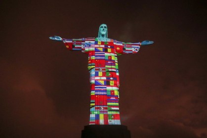Cristo Redentor projetou as bandeiras dos países com coronavírus