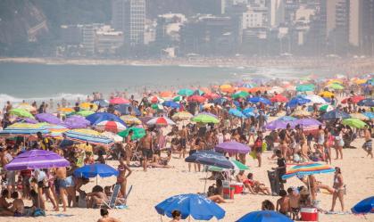 Praias lotam em Copacabana e Ipanema; Prefeitura diz que fiscalizou e multou