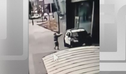 Policiais levam vários tiros dentro de viatura em Los Angeles