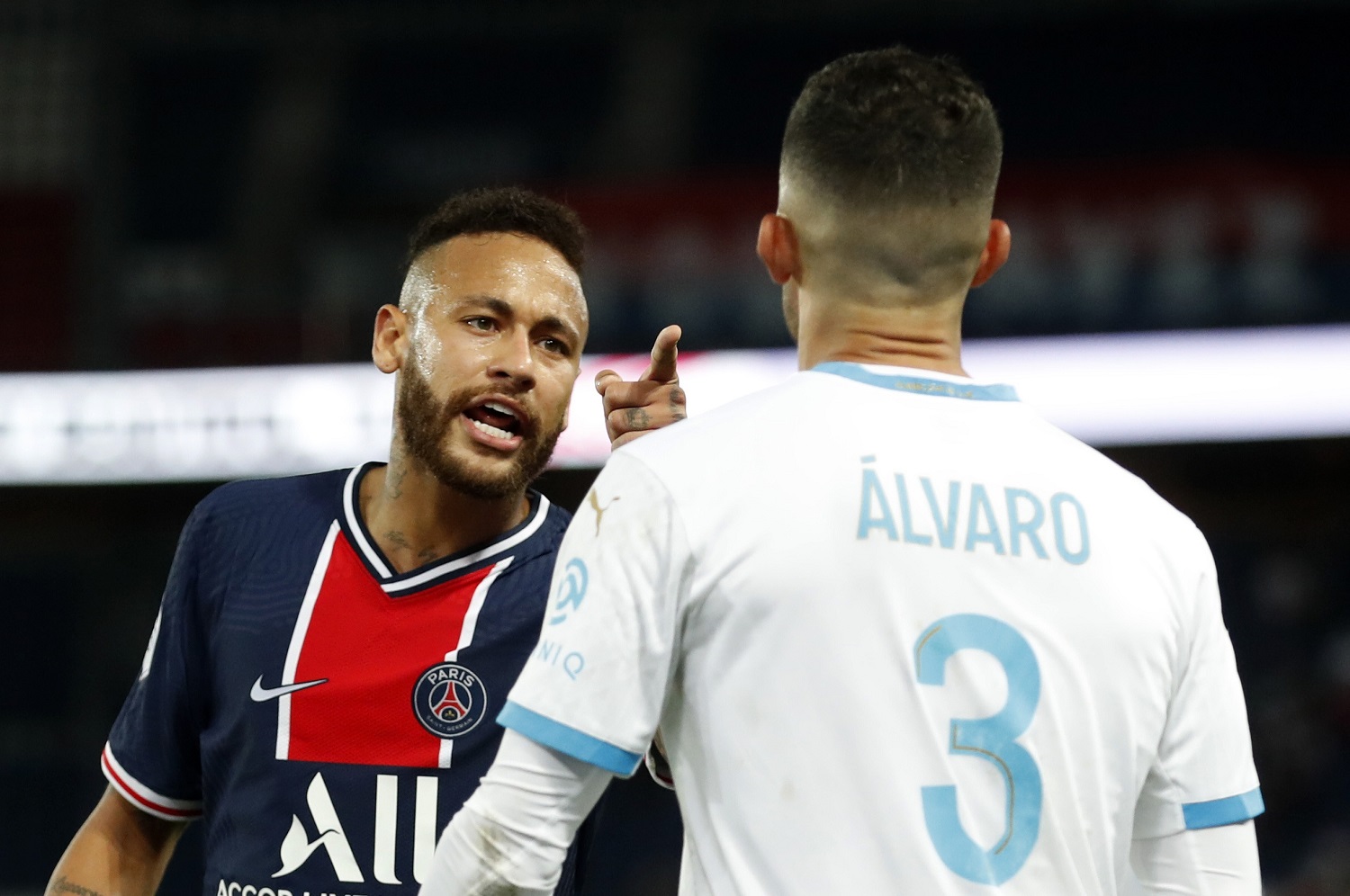 Neymar discute com Alvaro Gonzalez durante partida do Campeonato Francês