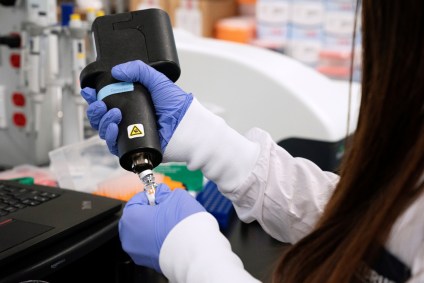 Cientista de laboratório americano tenta encontrar vacina para novo coronavírus