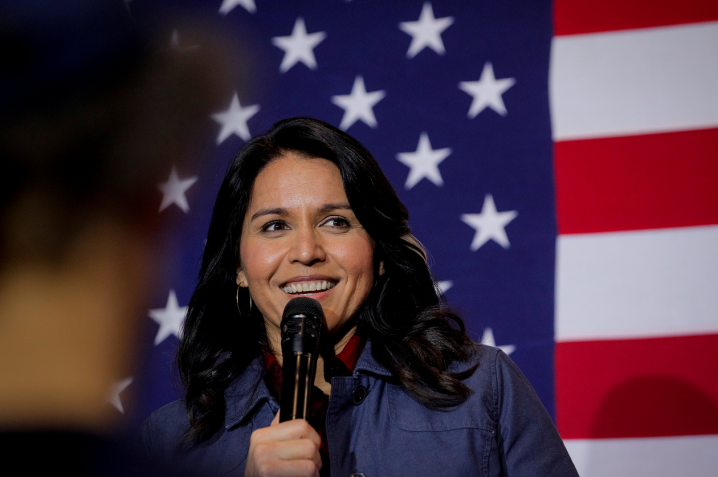 A congressista do Havaí e ex-candidata democrata à presidência dos Estados Unidos, Tulsi Gabbard / Foto: Brendan McDermid/Reuters (19.mar.2020)