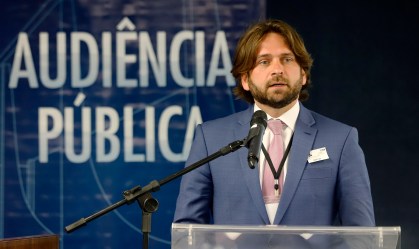 Ex-assessor demitido por usar avião da FAB ganha novo cargo no governo
