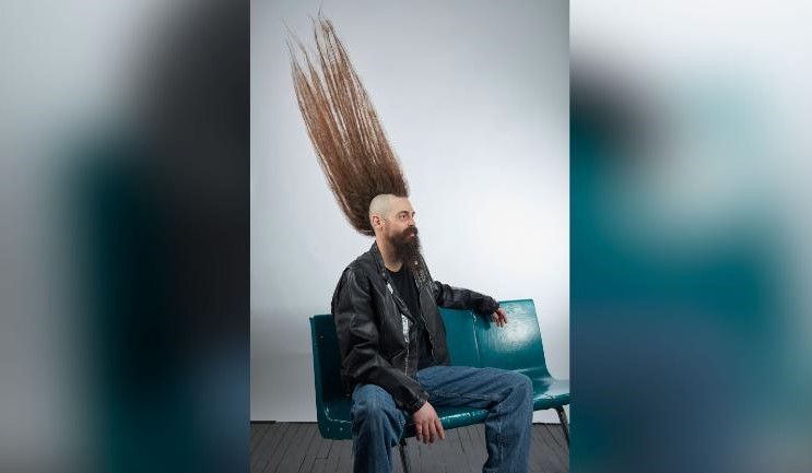 Homem com o maior moicano do mundo