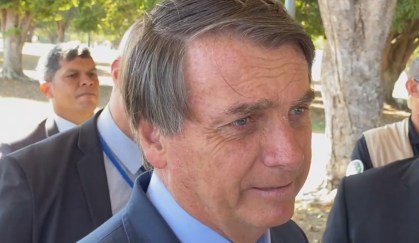O presidente Jair Bolsonaro (sem partido) fala com apoiadores