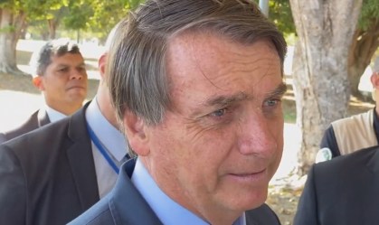 O presidente Jair Bolsonaro (sem partido) fala com apoiadores 