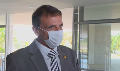 O senador Márcio Bittar fala à CNN