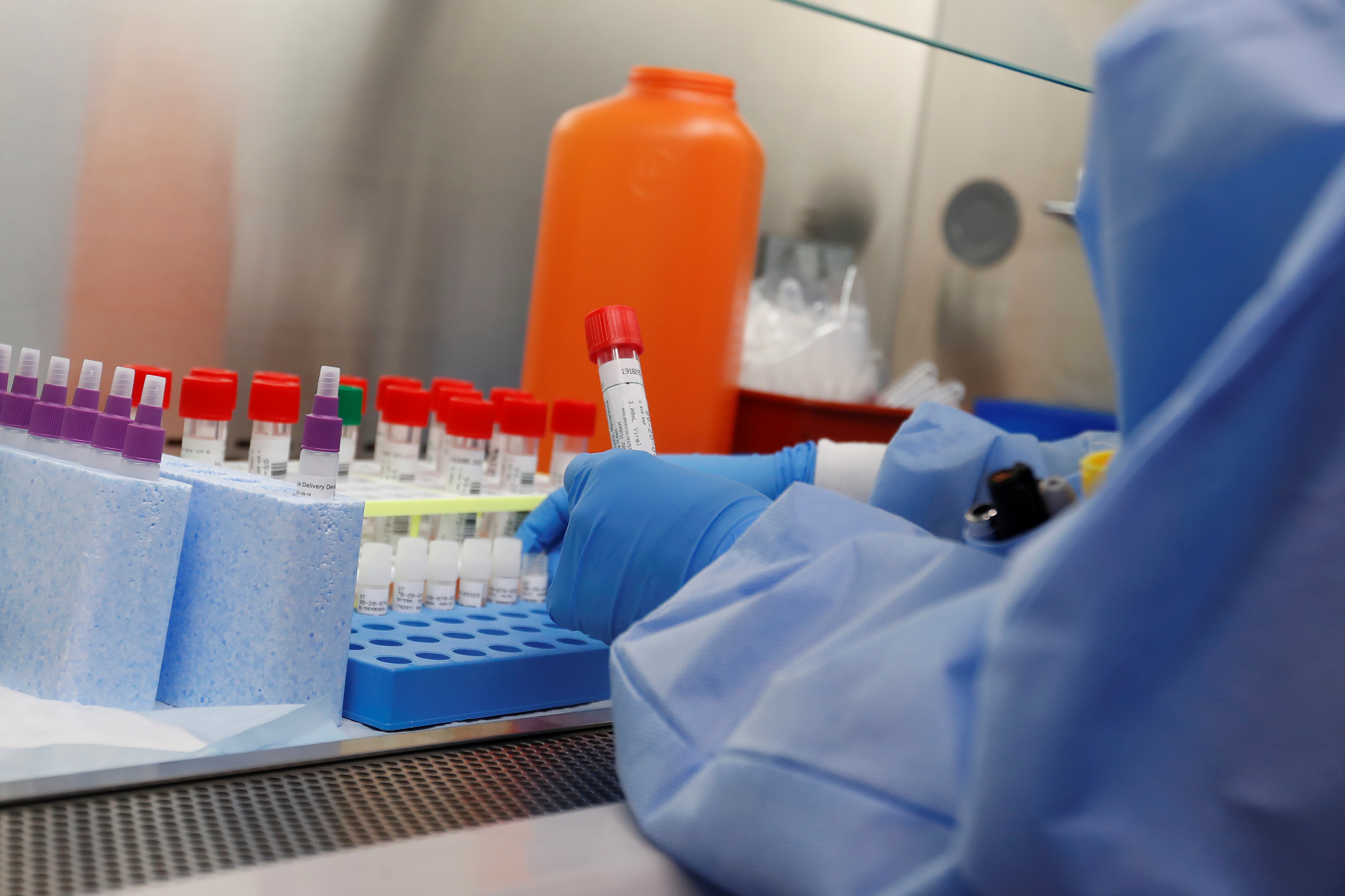 Testes de medicamentos contra o COVID-19 em um laboratório de Nova York