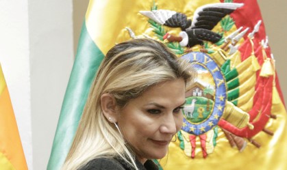Presidente interina pede que Bolívia aguarde resultado eleitoral 'sem violência'