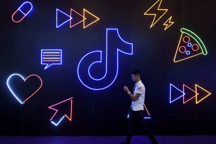 Homem passa em frente de anúncio do aplicativo TikTok, na China